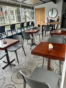 un restaurante con mesas y sillas en una habitación en Hotel Alicia, en Fortuna