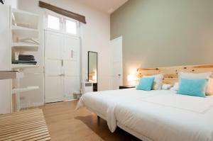 Triana 103 Rooms & Suites客房内的一张或多张床位