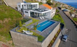 een luchtfoto van een huis met een zwembad bij Villa Luxe by Atlantic Holiday in Ribeira Brava