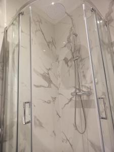 ein Bad mit einer Dusche und einer Glastür in der Unterkunft Venezia in Suite - Luxury Accommodation in Venedig