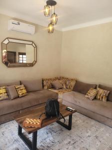 un soggiorno con divano e tavolo di Villa Ama a Marrakech