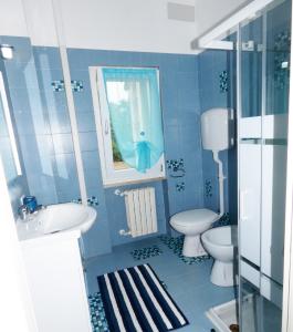 een blauwe badkamer met een wastafel en een toilet bij Casa Vacanze Sabrina in Polpenazze del Garda