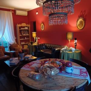 Casa Fara في Fara San Martino: غرفة معيشة مع طاولة وأريكة