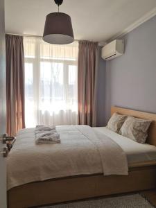 En eller flere senge i et værelse på Sunny apartment near Mall Plovdiv