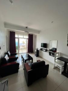 ein Wohnzimmer mit einem Sofa und einem Tisch in der Unterkunft NBE Apartment in Kigali