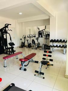 einen Fitnessraum mit vielen Trainingsgeräten in einem Zimmer in der Unterkunft NBE Apartment in Kigali
