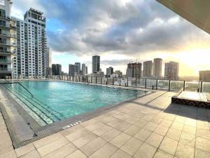 una gran piscina en la azotea de un edificio en Miami Biscayne Bay Fortress! High Rise Water Views, Lux!, en Miami