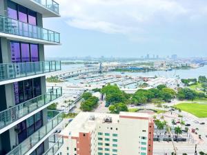 - Vistas a la ciudad desde un edificio en Miami Biscayne Bay Fortress! High Rise Water Views, Lux!, en Miami