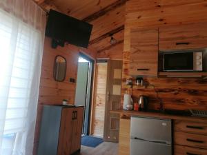 Η κουζίνα ή μικρή κουζίνα στο Domek Modern Barn- 3 tylko 800m od Suntago RANCZO GOLD MANIA