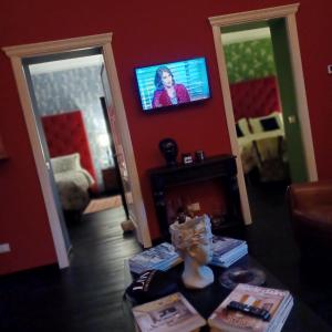 sala de estar con TV de pantalla plana en la pared en Casa Fara en Fara San Martino
