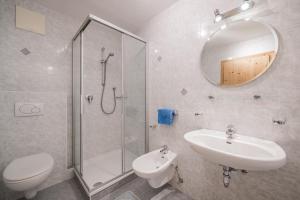 Koupelna v ubytování Klaudehof + 26 fotografií