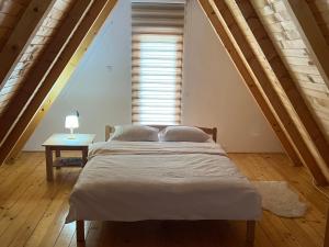 Tempat tidur dalam kamar di Vikendica Bosnjak