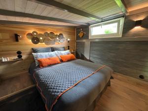 a bedroom in a tiny house with a bed at TiNY HOUSE LE CHALET in Échenoz-la-Méline