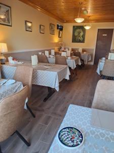 - un restaurant avec des tables et des chaises dans une salle dans l'établissement Mountain View Guesthouse, à Oughterard