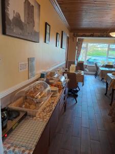 een buffet lijn in een restaurant met veel eten bij Mountain View Guesthouse in Oughterard