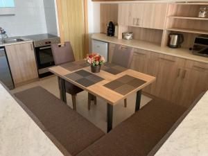 Kuchyňa alebo kuchynka v ubytovaní Prána Apartman