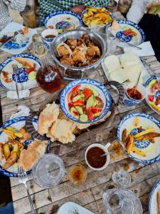 uma mesa coberta com pratos de comida por cima em Eco house sunset em Kobuleti
