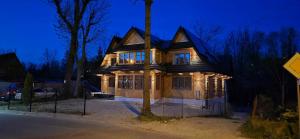 扎科帕内Pokoje Apartamenty Samo Centrum Zakopane ,,Willa Kasztelanka"的夜晚有灯光