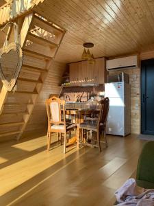 eine Küche und ein Esszimmer mit einem Tisch und einem Kühlschrank in der Unterkunft Eco house sunset in Kobuleti