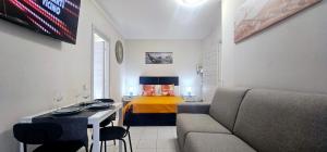 ein Wohnzimmer mit einem Sofa und einem Bett in der Unterkunft Porta Mazzini Central Rooms in Bagnacavallo