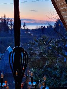 - une vue sur le coucher du soleil depuis la fenêtre dans l'établissement Eco house sunset, à Kobuleti