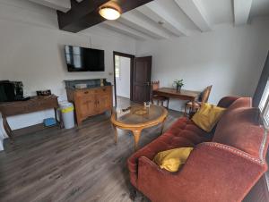 een woonkamer met een bank en een tafel bij Residenz Vier Jahreszeiten Monschau in Monschau