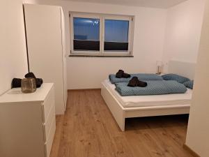 Un pat sau paturi într-o cameră la Ferienwohnung Alpenblick