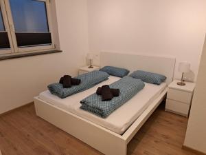 a bedroom with two beds with brown teddy bears on them at Ferienwohnung Alpenblick in Wessobrunn