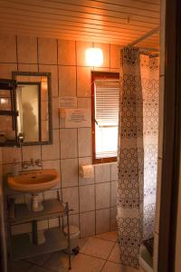 a bathroom with a sink and a mirror at Gospodarstwo Agroturystyczne Kłączno in Kłaczno