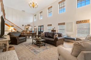 布兰森Autumn Creek Branson的大型客厅配有皮革家具和吊灯