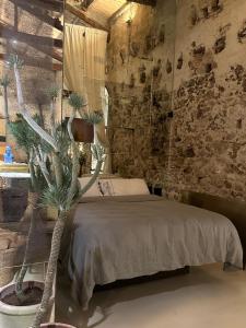 ein Schlafzimmer mit einem Bett und einer Palme darin in der Unterkunft Special apartment in Noto in Noto