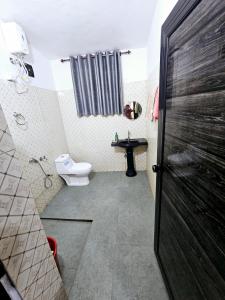特里凡得琅的住宿－GB 25 Cottage，一间带卫生间和水槽的浴室