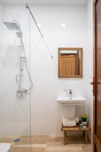 W łazience znajduje się umywalka i prysznic. w obiekcie Hotel Tsinandali Memories w mieście Tsinandali