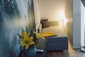 a small room with a bed and a plant at Suite 13 im Wald mit Balkon in Amberg