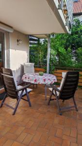 eine Terrasse mit einem Tisch und 2 Stühlen auf einer Terrasse in der Unterkunft Ferienwohnung Sartorius in Bensheim