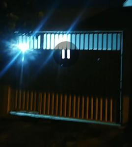 a street light in the dark with w obiekcie Shekinah w mieście Sumaré
