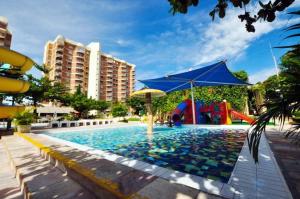 a pool with a water park with a playground at Apartamento Império Romano in Caldas Novas
