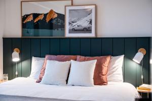 a bedroom with a bed with a green headboard at The Céilí Cottage by Revelstoke Vacations in Revelstoke