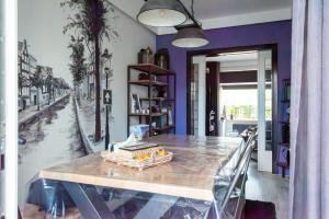 una sala da pranzo con tavolo e torta di Beautiful house n.Amsterdam, suitable for families a Hilversum