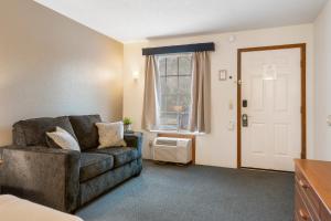 a living room with a couch and a window at Autumn Creek Branson in Branson