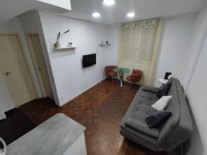 里約熱內盧的住宿－Leme，客厅配有沙发和桌子