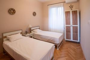 sypialnia z 2 łóżkami i oknem w obiekcie Hotel Tsinandali Memories w mieście Tsinandali