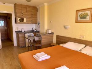 um quarto de hotel com uma cama e uma cozinha em Stella Maris Estrella del Mar Ecobeach Fuengirola em Fuengirola