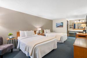 een hotelkamer met 2 bedden en een bank bij Autumn Creek Branson in Branson