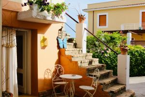 eine Treppe mit einem Tisch und Stühlen neben einem Haus in der Unterkunft Casa vacanze Il Chicchino in Rocca San Giovanni