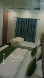 1 dormitorio con 2 camas y almohadas verdes en Hotel Sarovar Regenta, en Mathura
