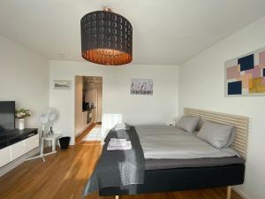 1 dormitorio con 1 cama y luz colgante en Sand, en Nynäshamn