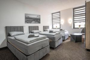 Habitación con 3 camas en una habitación en Duisburger Hostel, en Duisburg