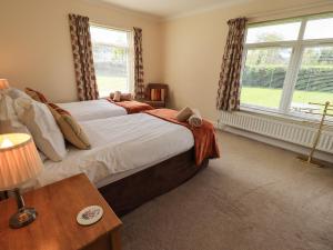 une chambre avec deux lits et une table et une fenêtre dans l'établissement Laal Field House, à Keswick