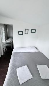 Voodi või voodid majutusasutuse Femyli rooms toas